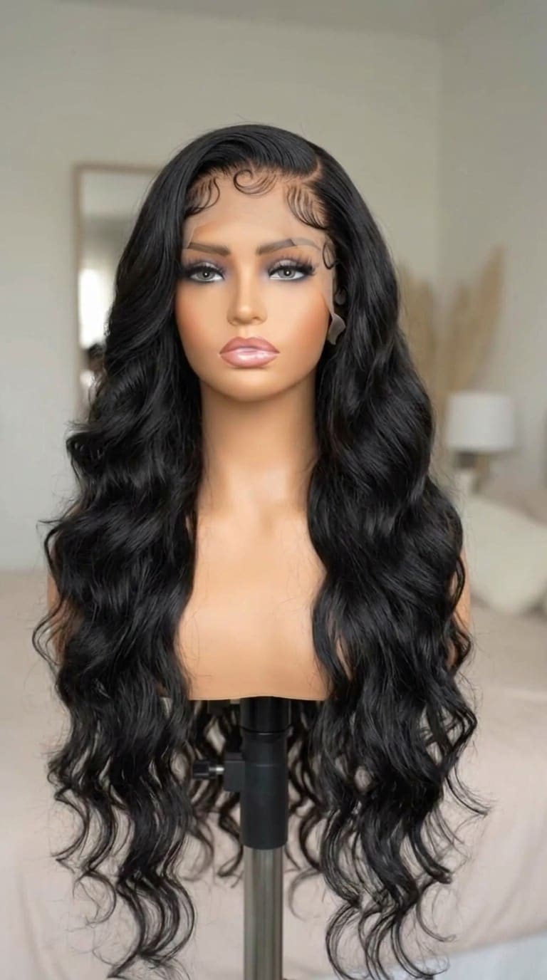 Perruque Body Wave noir naturel sur buste